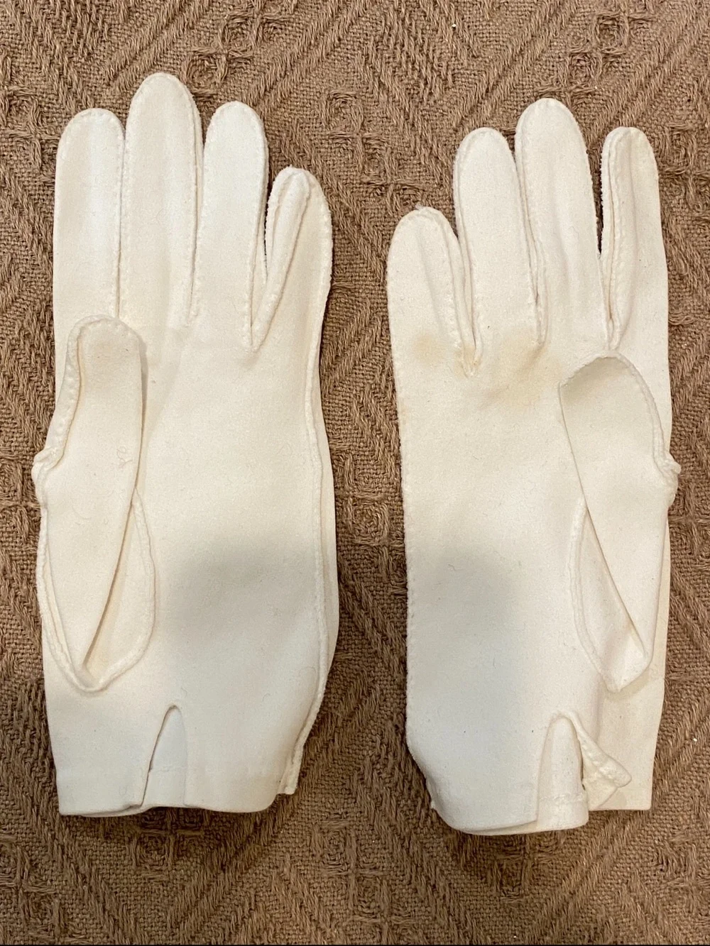 Vintage women’s white gloves with stitched stars on top of gloves in new cond